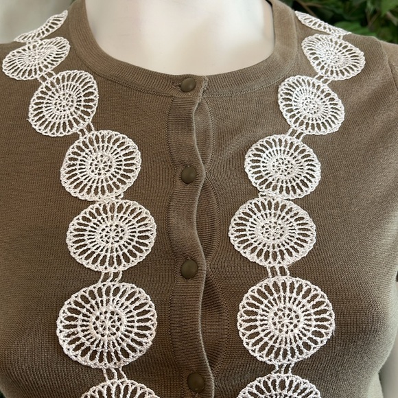 BANANA REPUBLIC EMBROIDERED CROPPED SWEATER - Picture 2 of 7